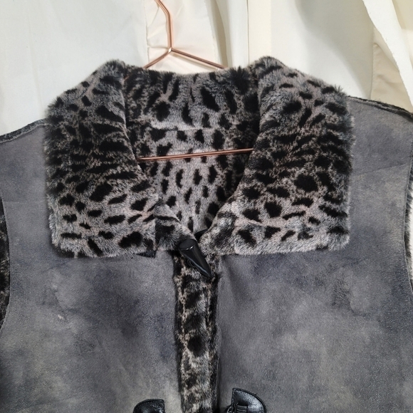 Tasha Polizzi Reversible Faux Fur Vest Large Faux Suede Bone Button Closure - Picture 2 of 11